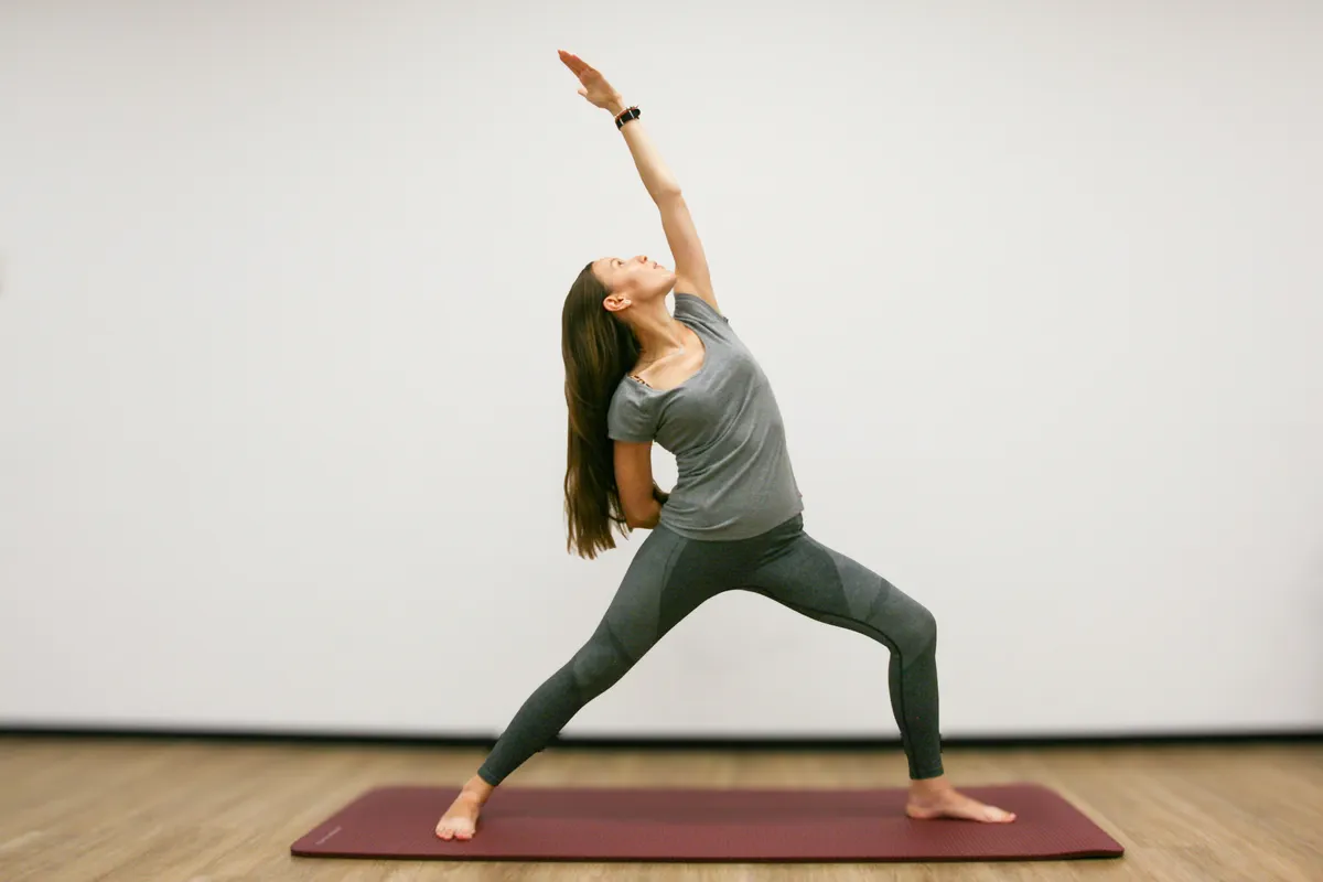 Mici egy jóga pózban - temeben készült kép