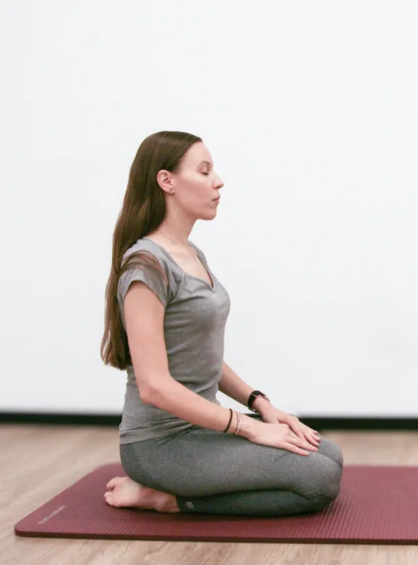 Mici jóga szőnyegen sarokülésben