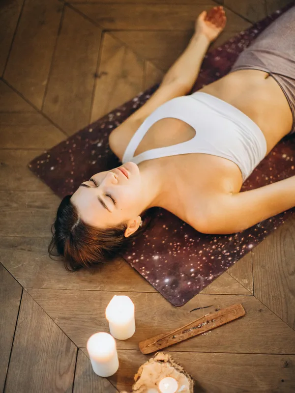 Savasana relaxáció a jógaszőnyegen